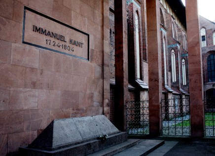 Immanuel_Kant_grave_-_panoramio_(1)